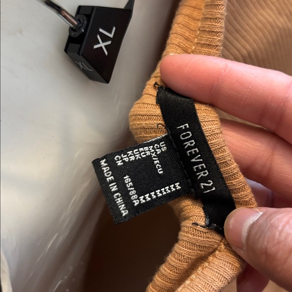 F21 Ribbed V-Neck Buttoned Tan Top - Picture 5 of 6